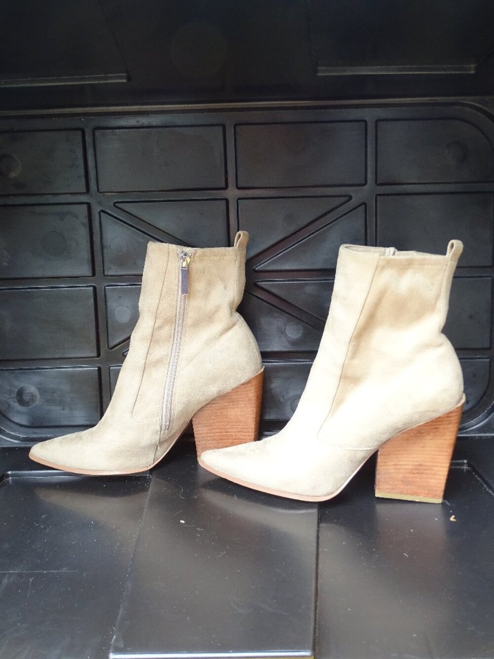 Kendall + Kylie Pointed Toe Suede Boots Wood Block Heel Tan Cream 8.5